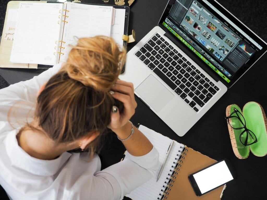 Femme occupée sur un ordinateur portable