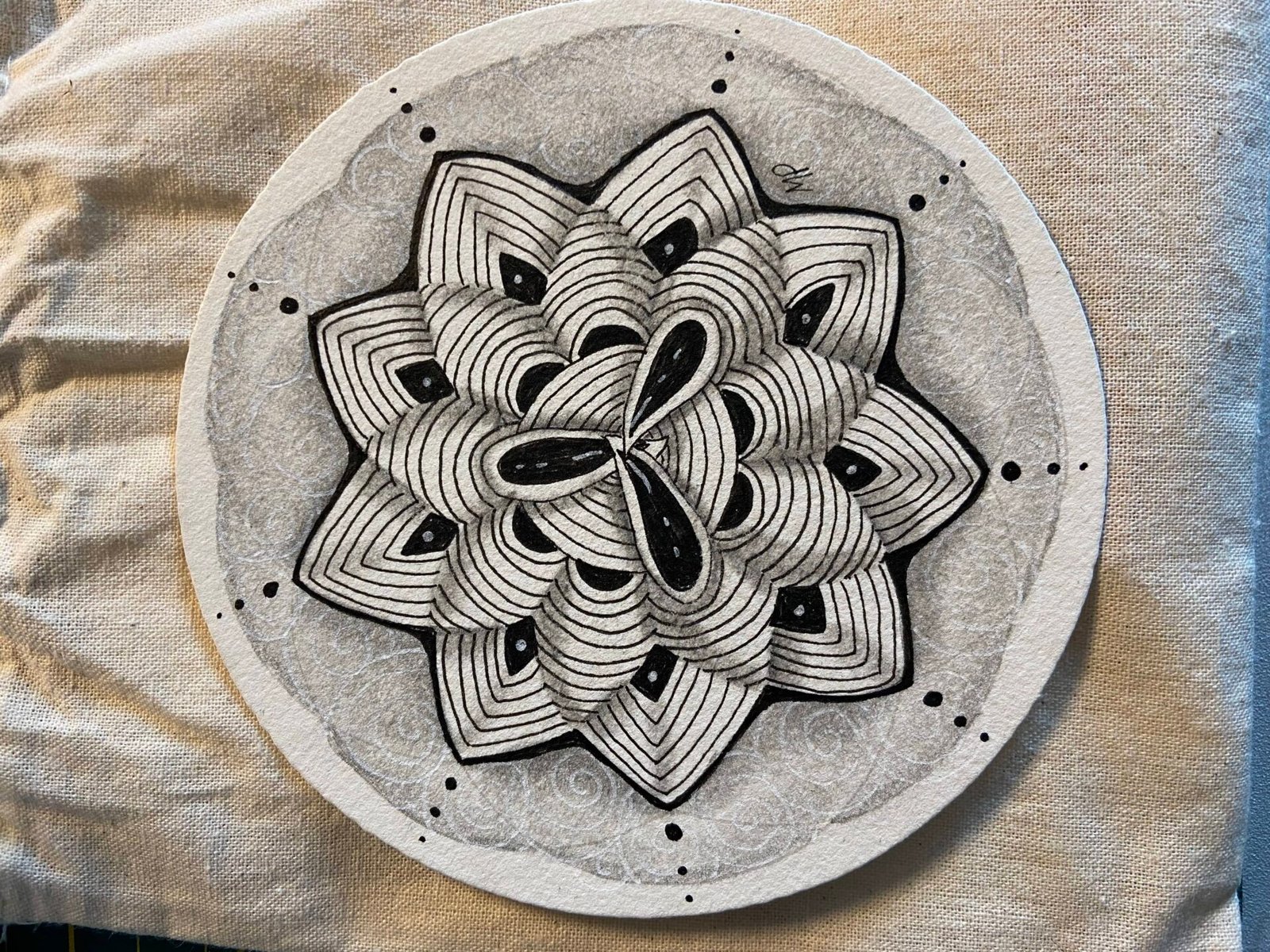 Tuile ronde Zentangle florale, en noir et gris.