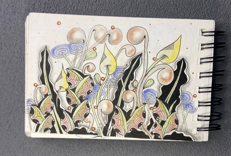 Dessin Zentangle avec motifs de feuilles, spirales et contrastes.