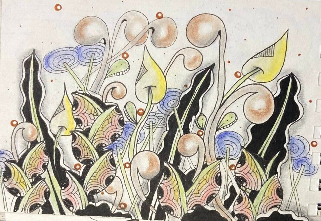 Dessin Zentangle avec motifs de feuilles, spirales et contrastes.