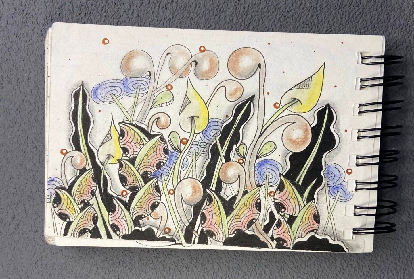 Dessin Zentangle avec motifs de feuilles, spirales et contrastes, composition de jardin imaginaire.