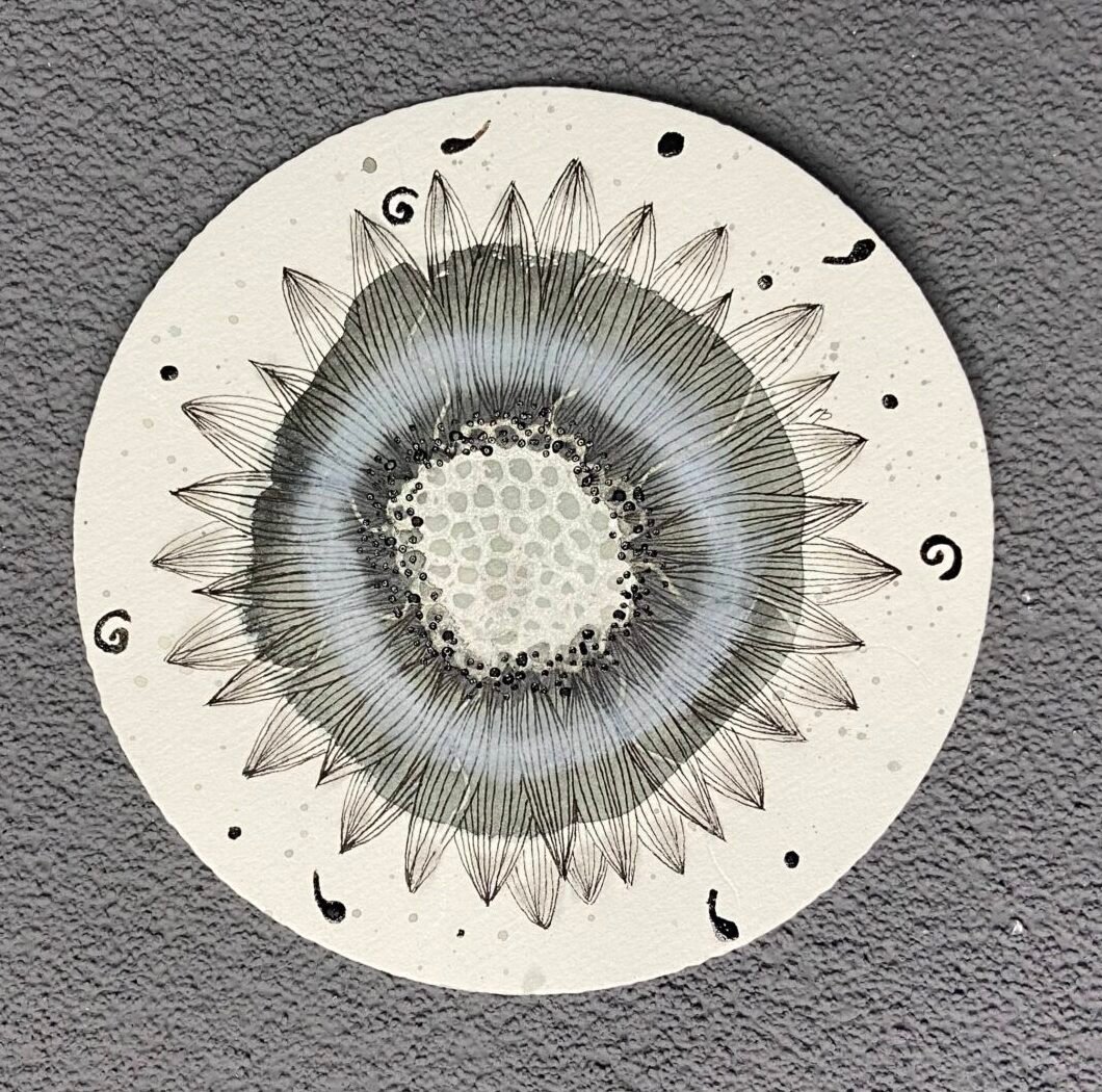 Tuile ronde Zentangle en forme de fleur mandala en noir et gris.