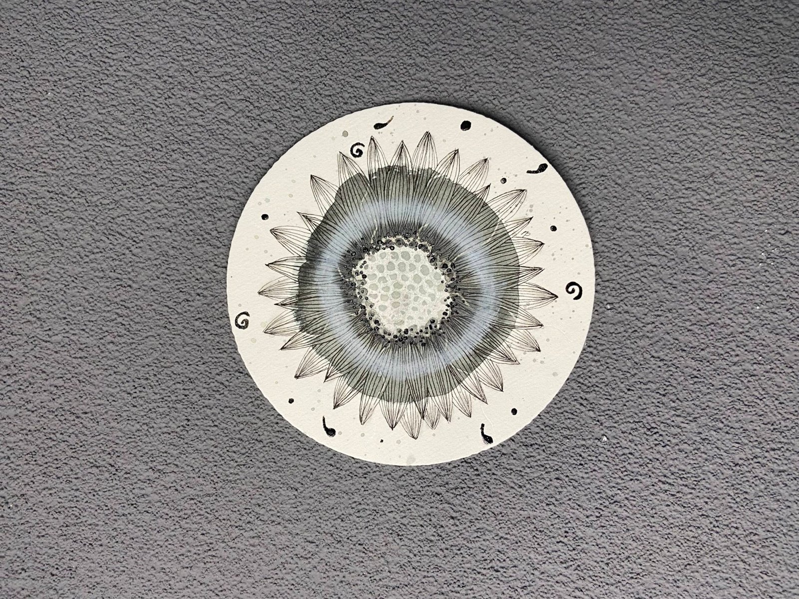 Tuile ronde Zentangle en forme de fleur mandala en noir et gris.