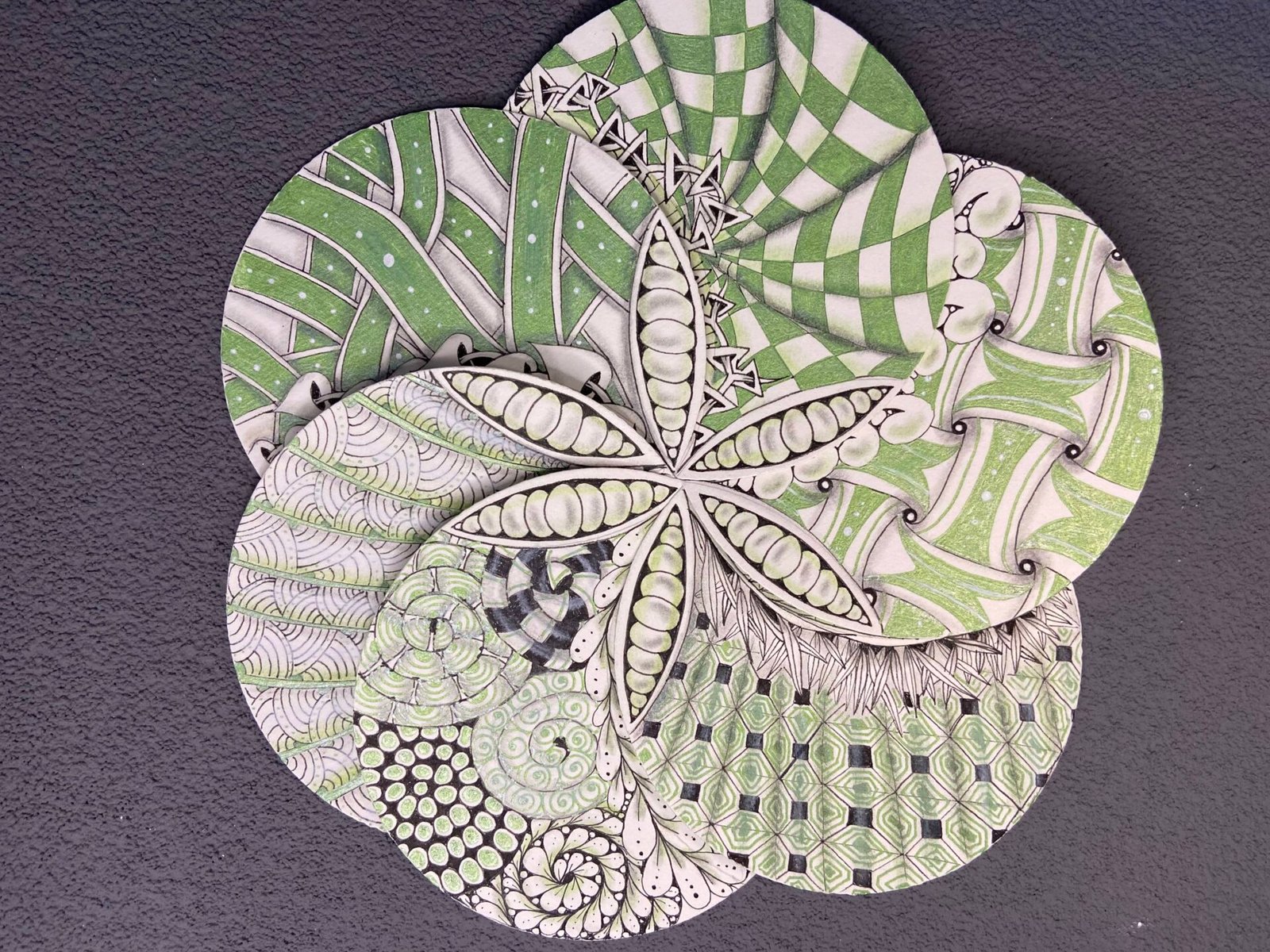 Assemblage final de six Zendala Zentangle, dans des nuances de vert.