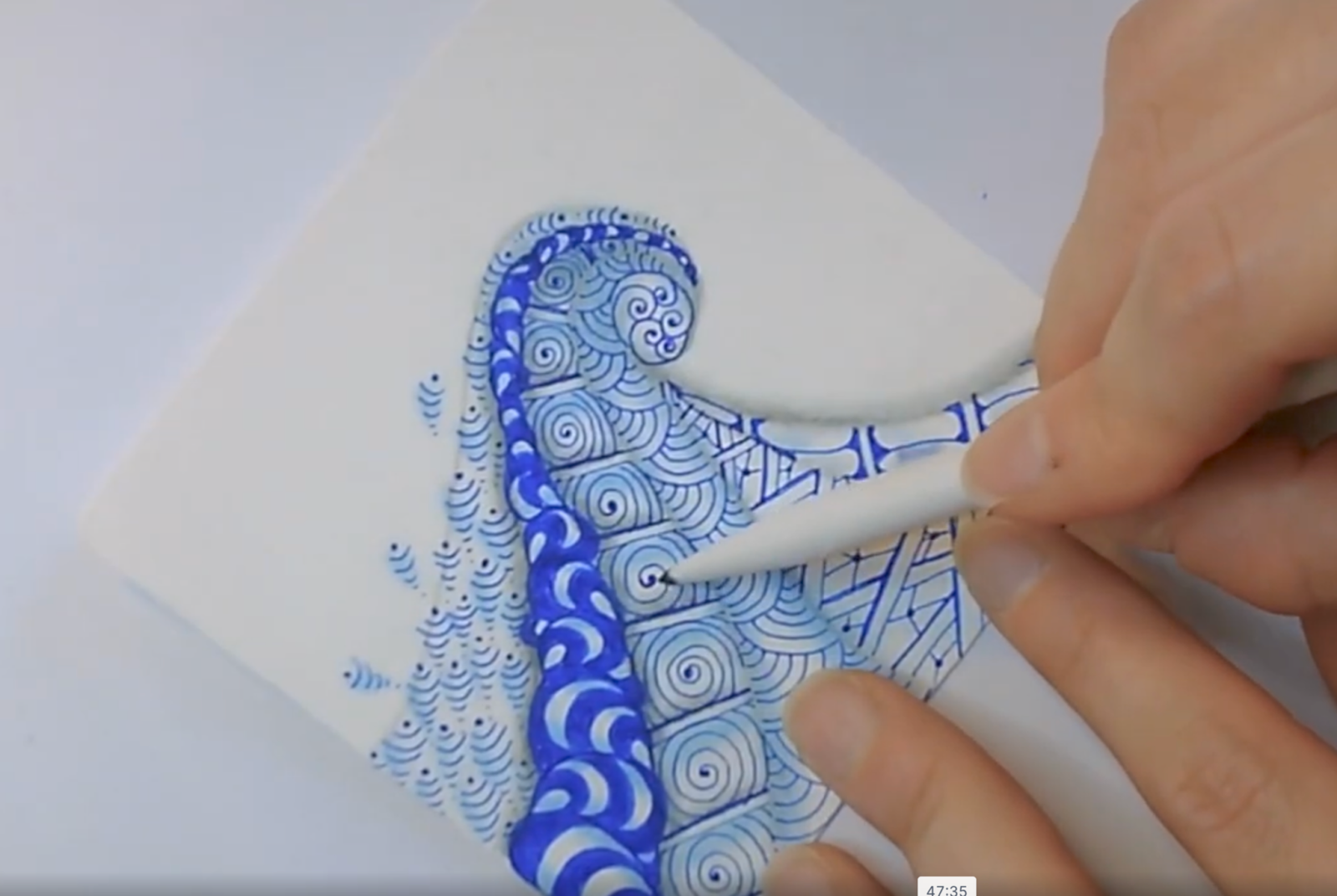 Tuile Zentangle en cours de réalisation, encre bleue et ombrage